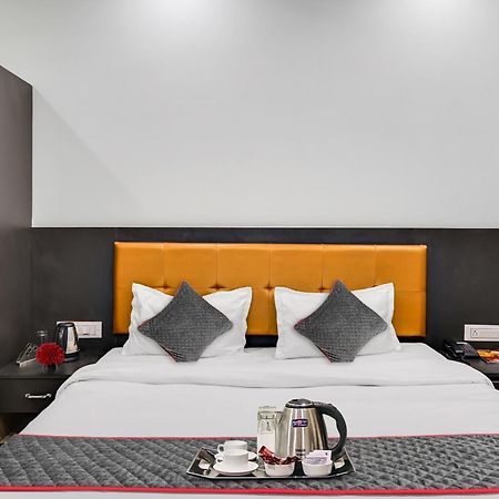 Townhouse Oak Hotel Ar Ganges Premium Varanasi Exterior foto